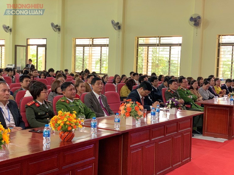 Nhiều cơ quan, ban ngành của tỉnh Bắc Ninh và một số cơ quan thông tấn báo chí về chúc mừng nhà trường