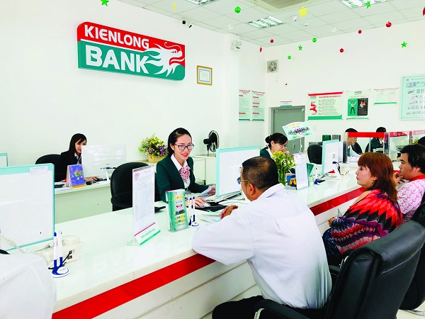 Khách hàng giao dịch tại Kienlongbank