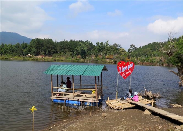 Du khách câu cá tại hồ Noong U (Ảnh: Xuân Tiến/TTXVN)
