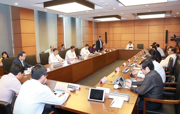 Đo&agrave;n đại biểu Quốc hội c&aacute;c thảo luận ở tổ về dự &aacute;n Luật sửa đổi, bổ sung một số điều của Luật Ph&ograve;ng, chống thi&ecirc;n tai v&agrave; Luật Đ&ecirc; điều (Ảnh: Do&atilde;n Tấn/TTXVN)