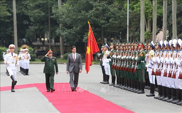 Đại tướng Ngô Xuân Lịch, Bộ trưởng Bộ Quốc phòng và Bộ trưởng Quốc phòng Hoa Kỳ Mark Esper duyệt đội danh dự Quân đội nhân dân Việt Nam (Ảnh: Dương Giang/TTXVN)