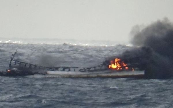 Chiếc thuyền đánh cá bốc cháy tại vùng biển gần đảo Jeju, Hàn Quốc ngày 19-11 khiến 1 thuyền viên chết và 11 thuyền viên mất tích (Ảnh TTX/Koreatimes)