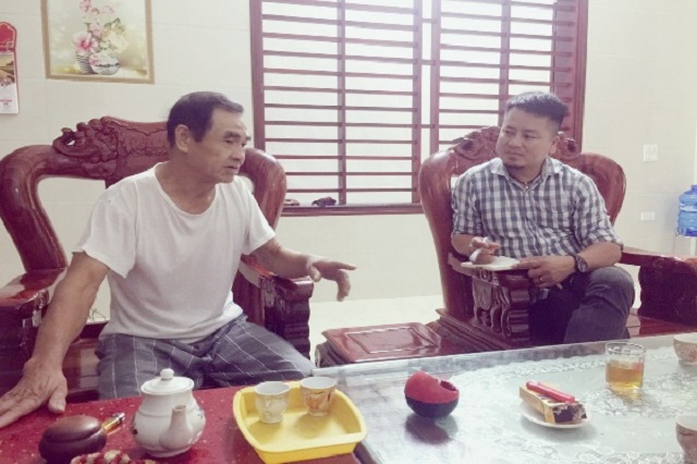 &Ocirc;ng Ho&agrave;ng Thanh Vinh (b&ecirc;n tr&aacute;i) chia sẻ với PV việc c&aacute;n bộ quy tắc x&atilde; thu tiền tr&aacute;i ph&eacute;p của nhiều hộ d&acirc;n tr&ecirc;n địa b&agrave;n x&atilde;.