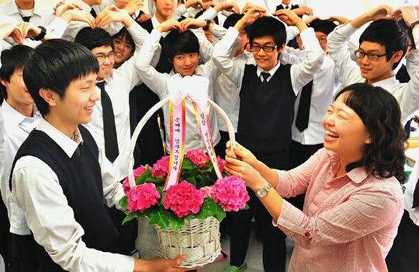 Sinh viên Hàn Quốc tặng hoa cô giáo trong ngày Nhà giáo Hàn Quốc )Ảnh: Charactermedia)