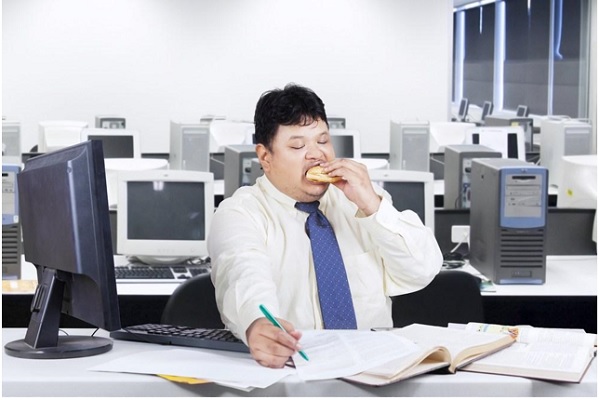 Lười vận động, chế độ ăn thiếu khoa học l&agrave;m tăng nguy cơ bị m&aacute;u nhiễm mỡ