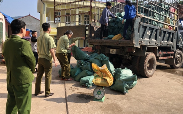 Lực lượng chức năng tỉnh Lạng Sơn vừa bắt giữa xe chở móng giò lợn và lòng lợn xuất lậu qua biên giới
