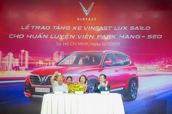 HLV Park Hang-seo vui vẻ khoe bằng lái xe tại Việt Nam để chứng minh ông đủ điều kiện lái xe trên đường