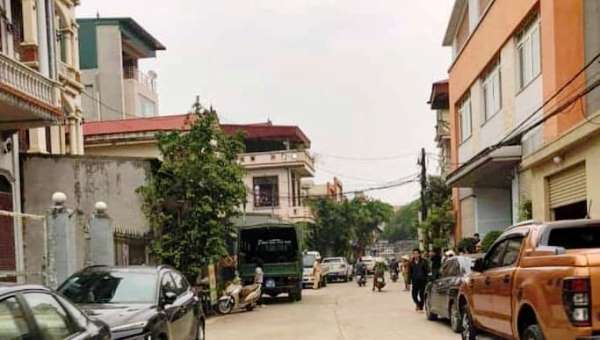 Lực lượng chức năng tiến hành khám xét hiện trường tại nhà đối tượng Bùi Văn Lưu vào sáng ngày 21/11