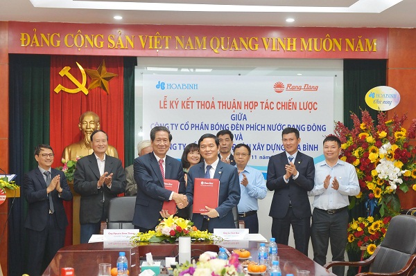 Lễ ký kết hợp tác chiến lược giữa Tập đoàn Xây dựng Hòa Bình và Công ty CP Bóng đèn phích nước Rạng Đông