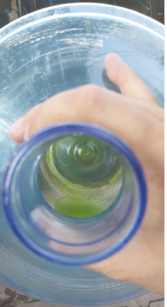 Bình Dương: Cần làm rõ hàng trăm bình nước chuyển màu bất thường, dân bất bình với công ty sản xuất nước