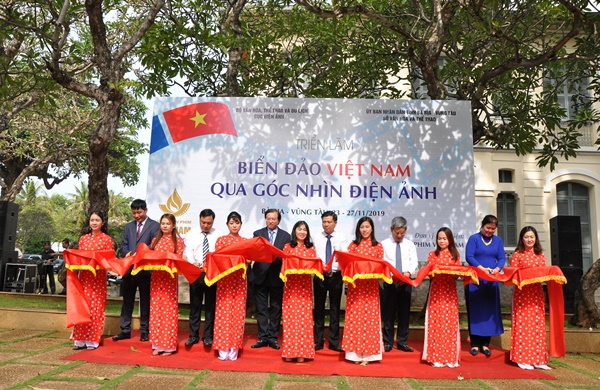 Triển lãm “Biển đảo Việt Nam qua góc nhìn điện ảnh”