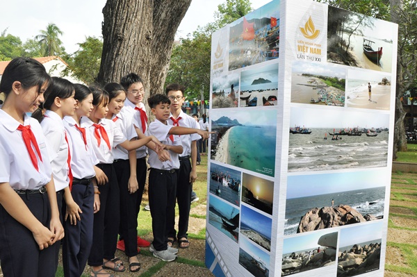 Các em học sinh tham quan triển lãm