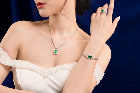 Các sản phẩm thuộc dòng A Jewelry Creation mang vẻ đẹp sang trọng, quý phái, nhằm tôn vinh sự xa hoa và đẳng cấp của khách hàng