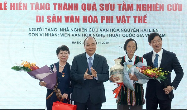 Thủ tướng biểu dương và đánh giá cao những tâm huyết, đóng góp to lớn của nhà nghiên cứu Nguyễn Hải Liên cho sự nghiệp làm giàu kho tàng văn hóa các dân tộc Việt Nam.