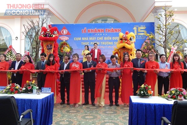 C&aacute;c đại biểu cắt băng kh&aacute;nh th&agrave;nh Cụm nh&agrave; m&aacute;y chế biến dược liệu, thực phẩm Trường Sinh