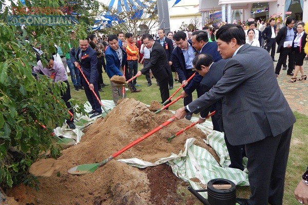 C&aacute;c l&atilde;nh đạo tỉnh Gia Lai, TP. Pleiku, c&aacute;c Sở ban, ng&agrave;nh trồng c&acirc;y lưu niệm nh&acirc;n sự kiện kh&aacute;nh th&agrave;nh Cụm nh&agrave; m&aacute;y v&agrave; kỷ niệm 15 năm th&agrave;nh lập Trường Sinh Group
