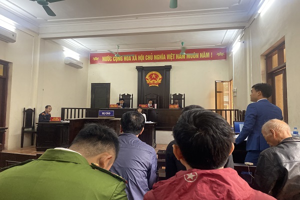 Phiên tòa khởi kiện hành chính chủ tịch UBND xã Hiên Vân