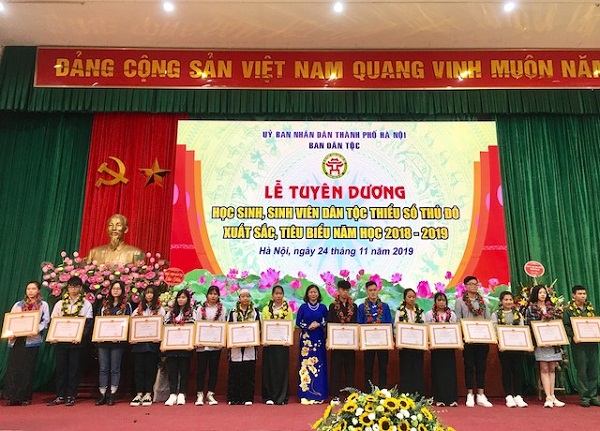 Các em học sinh, sinh viên được nhận Bằng khen của UBND TP Hà Nội