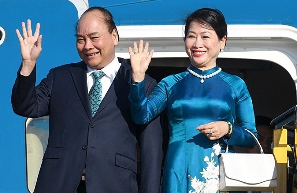 Thủ Nguyễn Xuân Phúc và Phu nhân lên đường tham dự Hội nghị cấp cao kỷ niệm 30 năm Quan hệ đối thoại ASEAN - Hàn Quốc