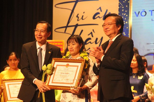Ông Lê Thanh Liêm, Phó Chủ tịch Thường trực UBND TPHCM trao bằng khen cho các nhà giáo