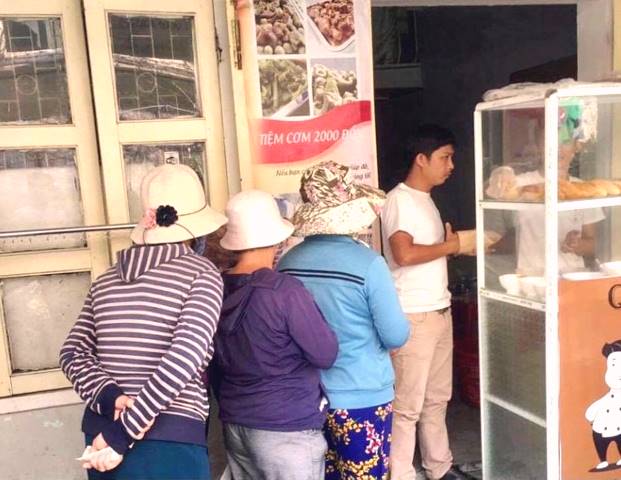 Đà Nẵng: Chàng trai 9x mồ côi mở tiệm bánh mỳ 0 đồng cho người nghèo.