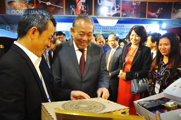 Phó thủ tướng Trương Hòa Bình tham quan các gian hàng trưng bày tại sự kiện