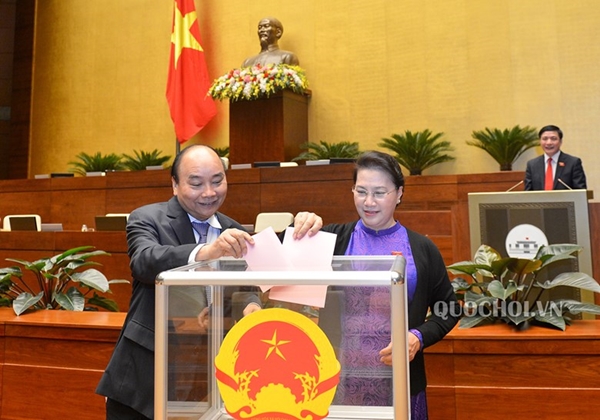 Thủ tướng Nguyễn Xuân Phúc và Chủ tịch Quốc hội bỏ phiếu tại phiên làm công tác nhân sự của Quốc hội (ảnh quochoi.vn)