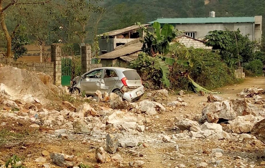 Tại xóm Lũng Phiắc, xã Đàm Thủy, có khoảng 10 khối đá từ trên núi lăn xuống, làm cho chiếc xe ô tô Ki A Morning, mang biển số BS2323, hư hỏng nặng.