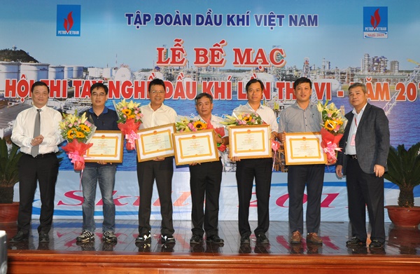 Ông Nguyễn Thành Long (bìa trái) và ông Đỗ Chí Thanh trao giải nhất, nhì, ba cho các tập thể