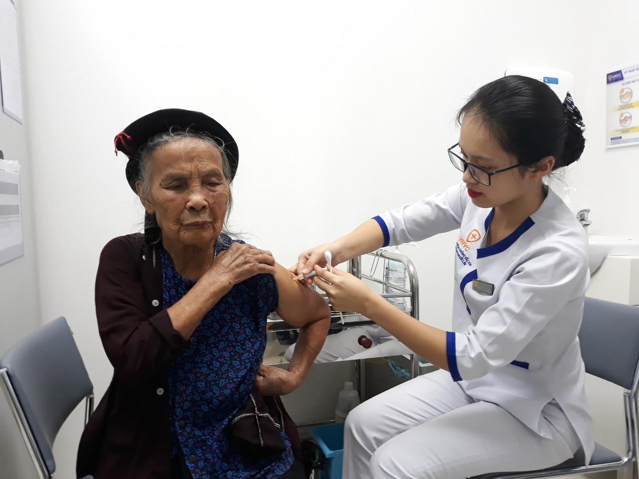 Nhiều người cao tuổi đã đến trung tâm tiêm chủng VNVC để tiêm vắc xin phòng bệnh do phế cầu khuẩn
