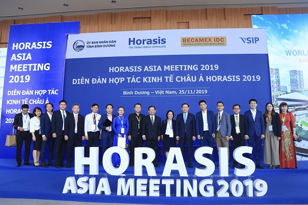 Phó Thủ tướng Chính phủ Vương Đình Huệ, lãnh đạo tỉnh và các đại biểu thực hiện nghi thức khai mạc Diễn đàn Hợp tác kinh tế châu Á Horasis 2019. Ảnh: M.Khánh