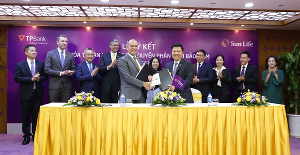 TPBank v&agrave; Sun Life bắt tay ch&uacute;c mừng k&yacute; kết thỏa thuận hợp t&aacute;c