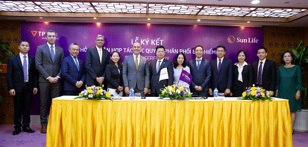 Đại diện TPBank v&agrave; Sun Life chụp h&igrave;nh lưu niệm