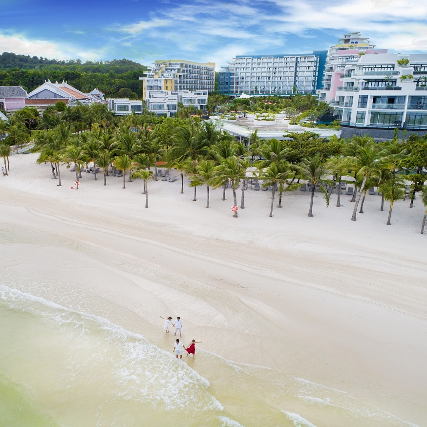 Các khu resort ở Bãi Kem ngày càng đông khách.