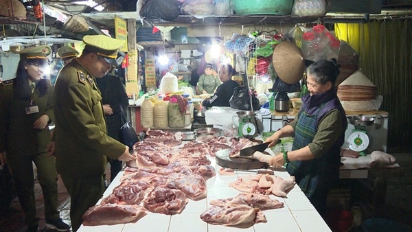 Lực lượng chức năng kiểm tra thịt lợn bán ở chợ dân sinh (Ảnh minh họa)