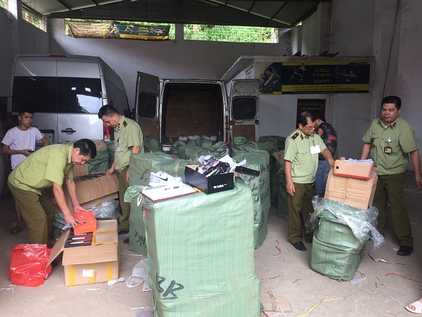 Đội QLTT số 2 Lạng Sơn kiểm tra hàng hóa vi phạm