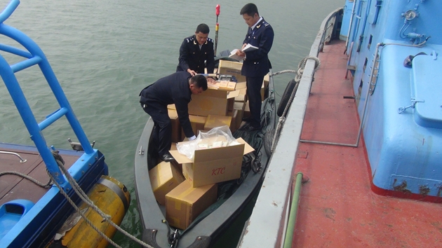 Lực lượng Hải quan kiểm tra phát hiện 3 tàu chở thuốc lá lậu