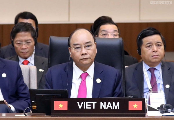 Thủ tướng Nguyễn Xuân Phúc và các thành viên Đoàn đại biểu cấp cao Chính phủ Việt Nam tham dự hội nghị (Ảnh: VGP/Quang Hiếu)