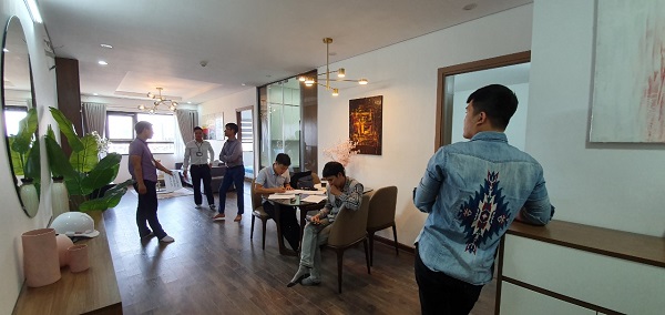 Người mua nh&agrave; tham quan tiến độ dự &aacute;n
