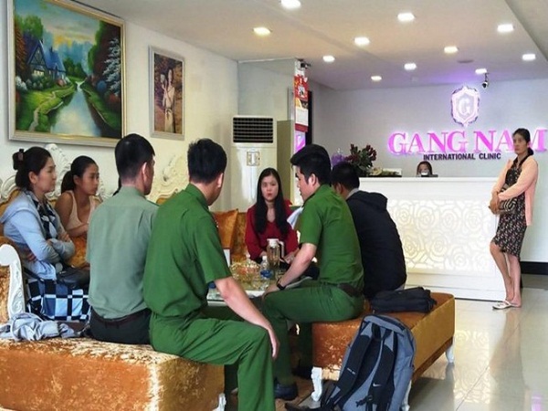 Lực lượng chức năng đến kiểm tra thẩm mỹ viện Gang Nam