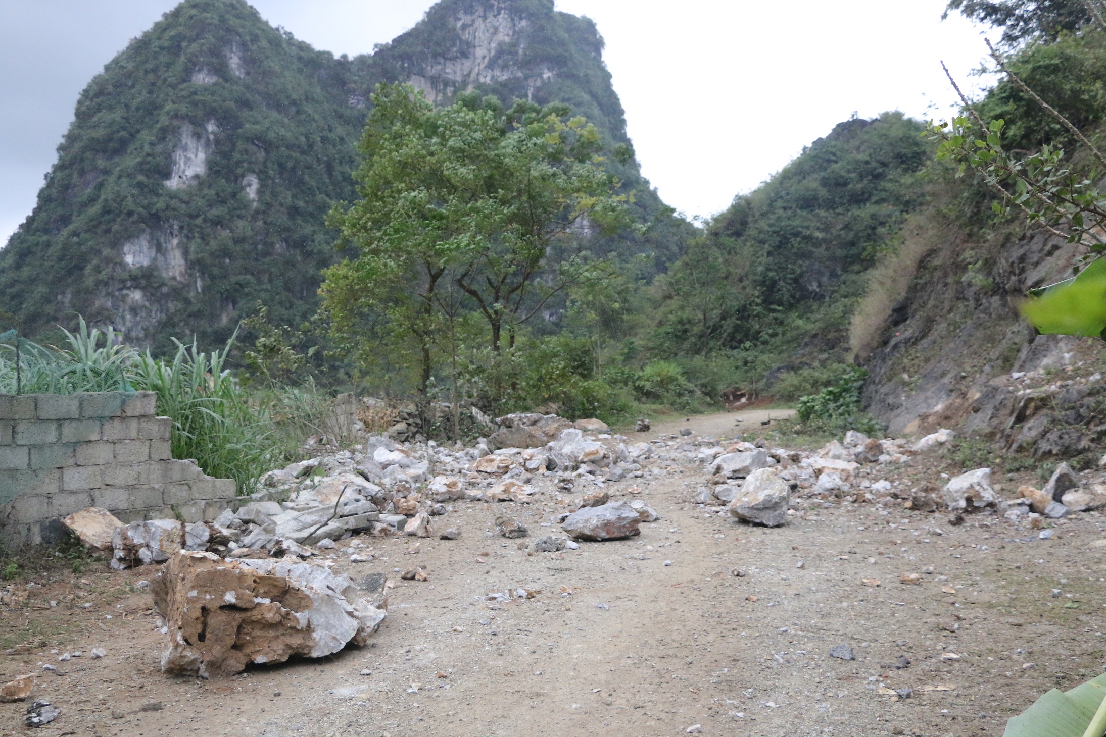 Nhiều ngọn núi tại khu vực biên giới xã Đàm Thuỷ sau các đợt dư chấn động đất có đất đá lở xuống làm tắc một số tuyến đường