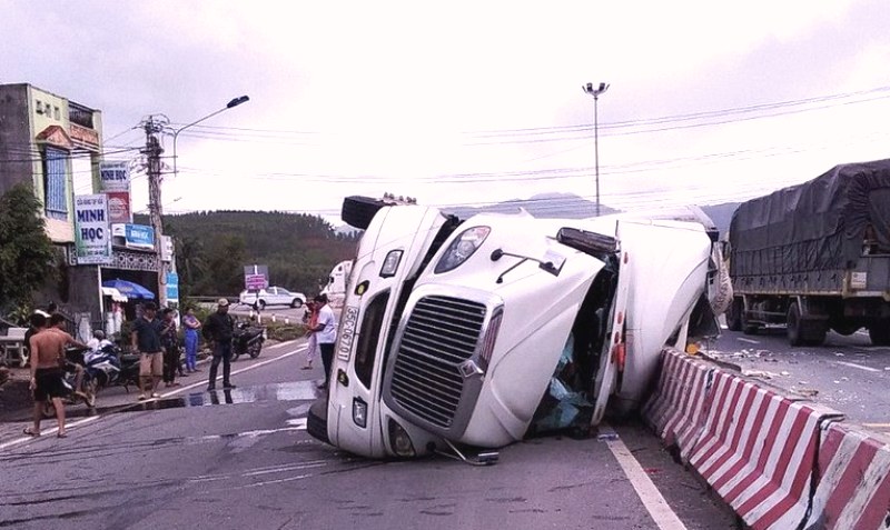 Bình Định: Trong ngày xảy ra 2 vụ lật xe container