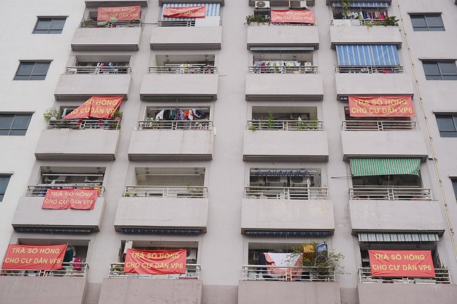 Người d&acirc;n căng băng r&ocirc;n tại khu d&acirc;n cư VP6 B&aacute;n đảo Linh Đ&agrave;m (H&agrave; Nội).