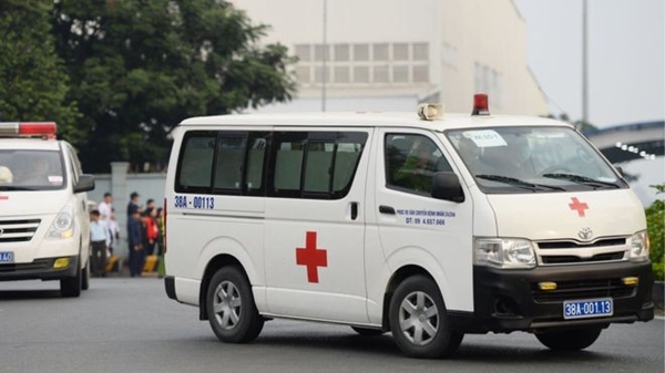 Xe cứu thương đưa thi thể các nạn nhân từ Nội Bài về quê nhà (Ảnh: AFP)