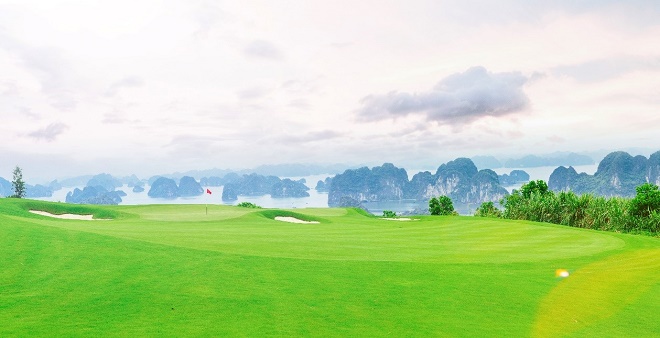 Từ sân golf FLC Hạ Long có thể phóng mắt ngắm trọn cảnh sắc tuyệt đẹp của Vịnh Hạ Long
