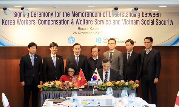 Tổng Giám đốc BHXH Việt Nam Nguyễn Thị Minh và ông Shim Kyung Woo - Chủ tịch KCOMWEL ký Bản ghi nhớ hợp tác