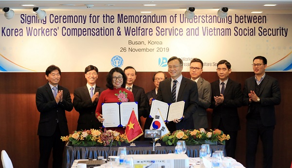 Tổng Giám đốc BHXH Việt Nam Nguyễn Thị Minh và ông Shim Kyung Woo - Chủ tịch KCOMWEL ký Bản ghi nhớ hợp tác