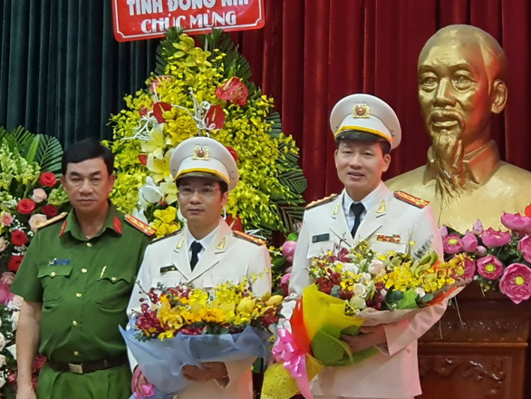 Đại tá Vũ Hồng Văn (phải) và thượng tá Nguyễn Xuân Thao (trái) nhận nhiệm vụ mới