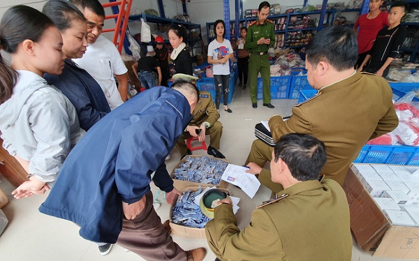 Thu giữ 850 chiếc đồng hồ đeo tay có dấu hiệu giả mạo nhãn hiệu Dior