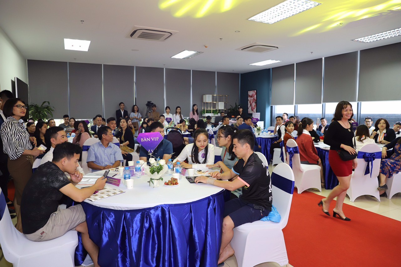 Đông đảo khách hàng tham dự lễ mở bán dự án TNR Goldmark City